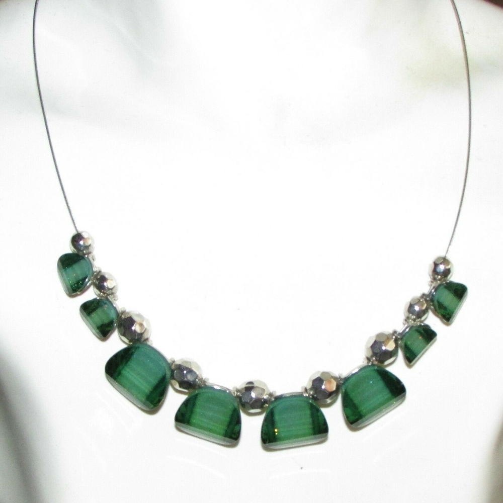 Necklace Emerald Green Cabochon & Silver Tone Flat Faceted Beads Evening Office